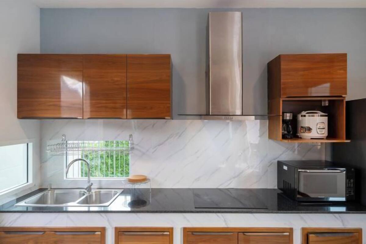 Private kitchen | Full-size fridge, shared microwave, dishwasher, electric kettle