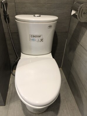 Desk, blackout drapes, free WiFi, bed sheets - Queen Hotel 3 (Nha Trang)