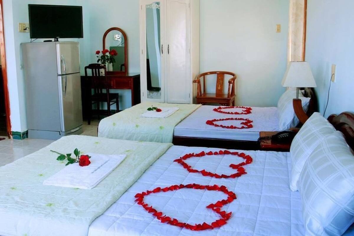 Deluxe Quadruple Room | Desk, blackout drapes, WiFi (free), bed sheets