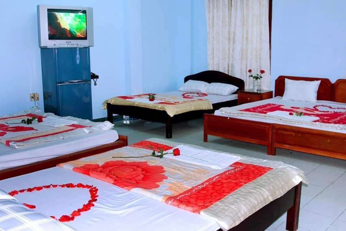 Family Room | Desk, blackout drapes, WiFi (free), bed sheets