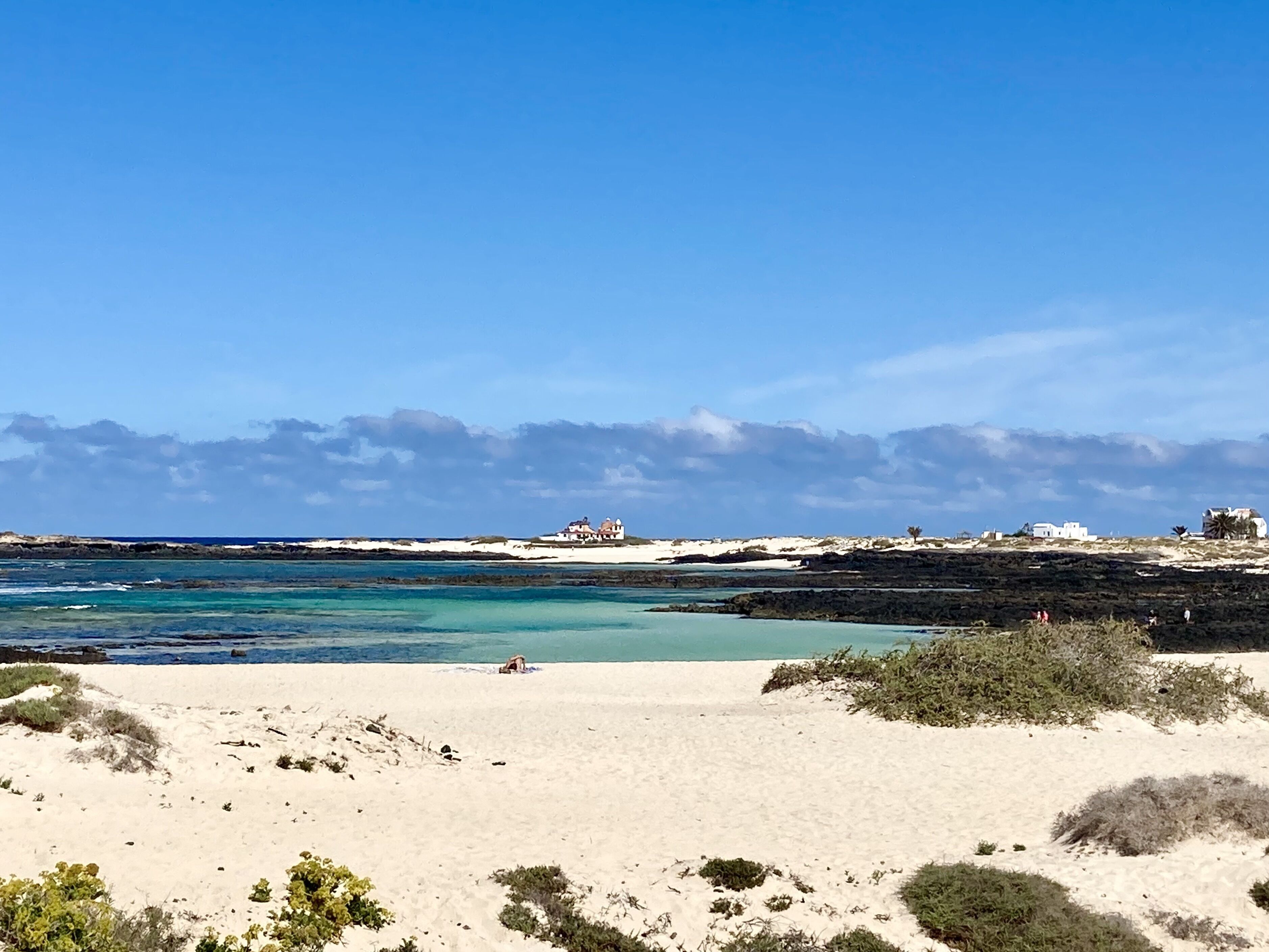 Rannalla, aurinkotuoleja, rantapyyhkeitä