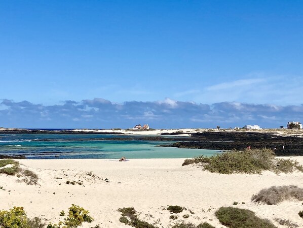 Plage, chaises longues, serviettes de plage