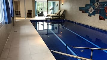 Indendørs pool, åben fra kl. 06.00 til kl. 21.00, liggestole