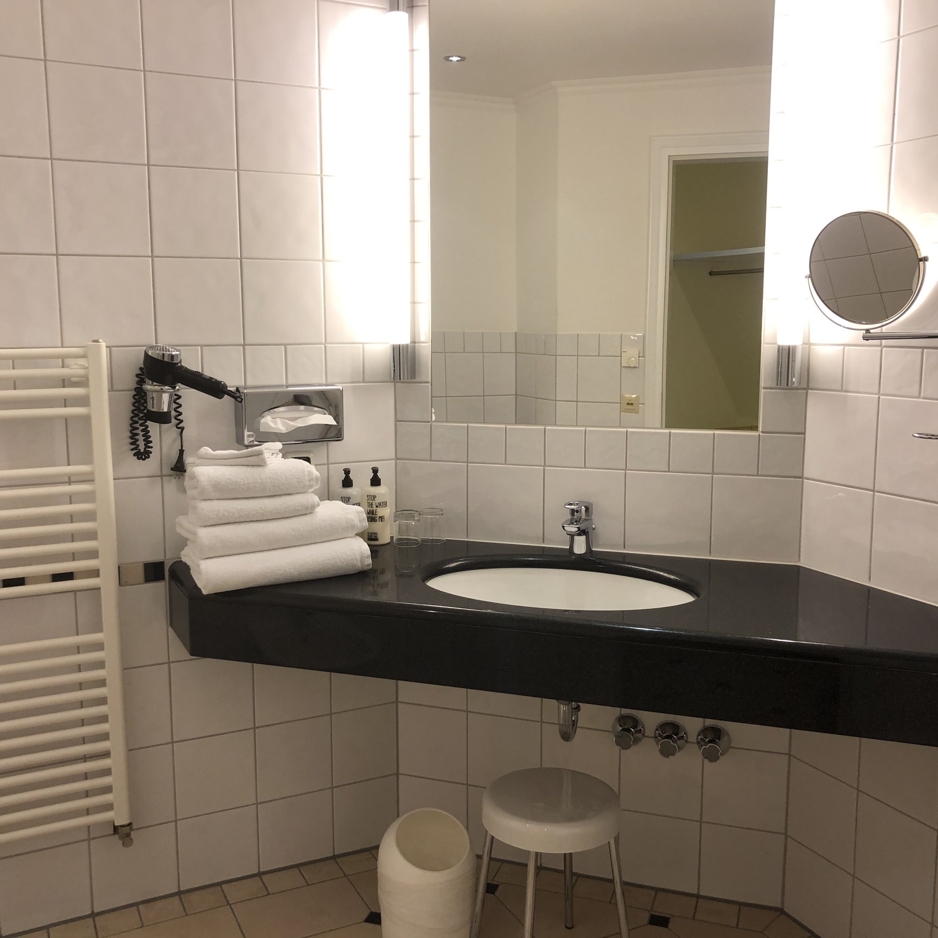 suite | bathroom | shower, free toiletries, hair dryer, towels