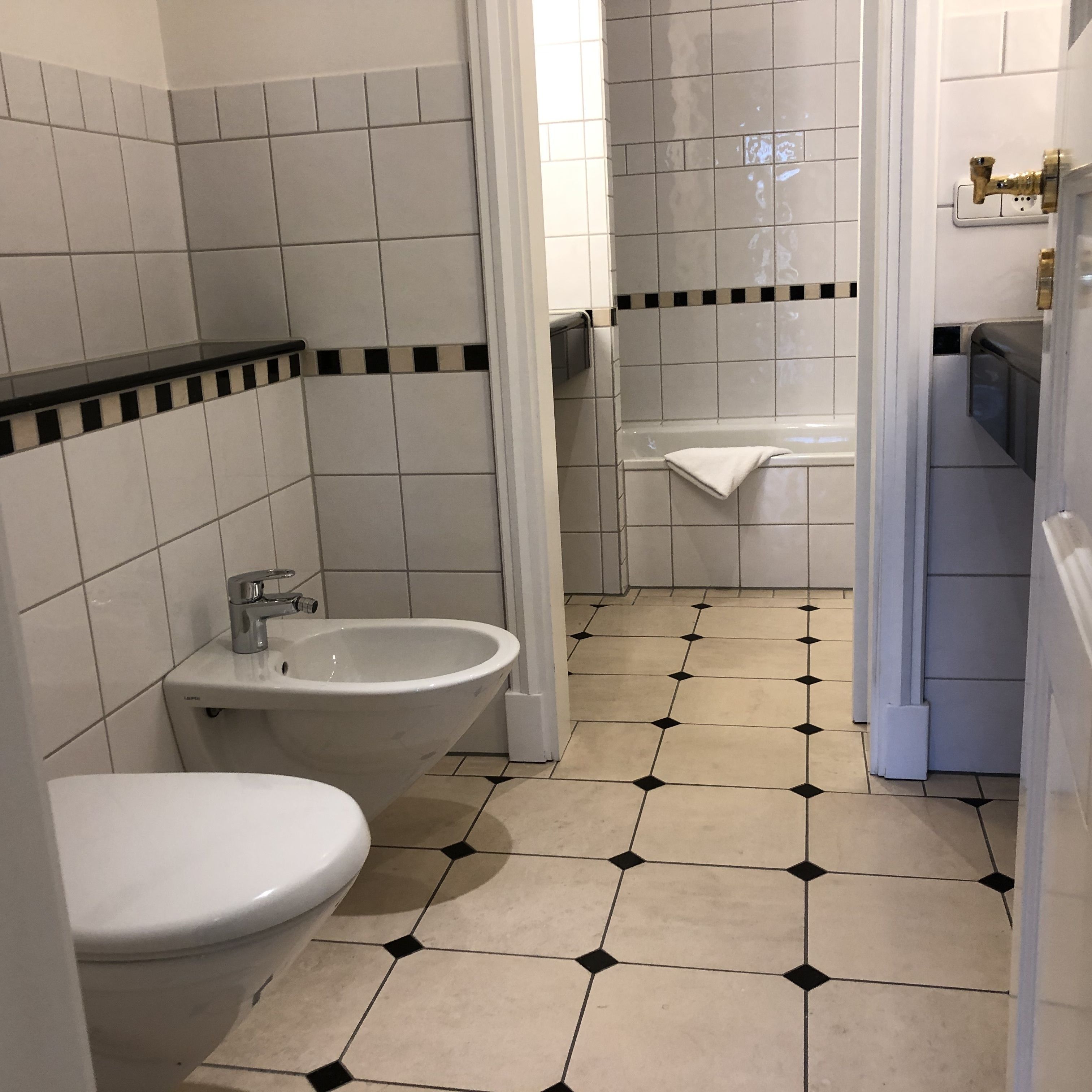 suite | bathroom | shower, free toiletries, hair dryer, towels