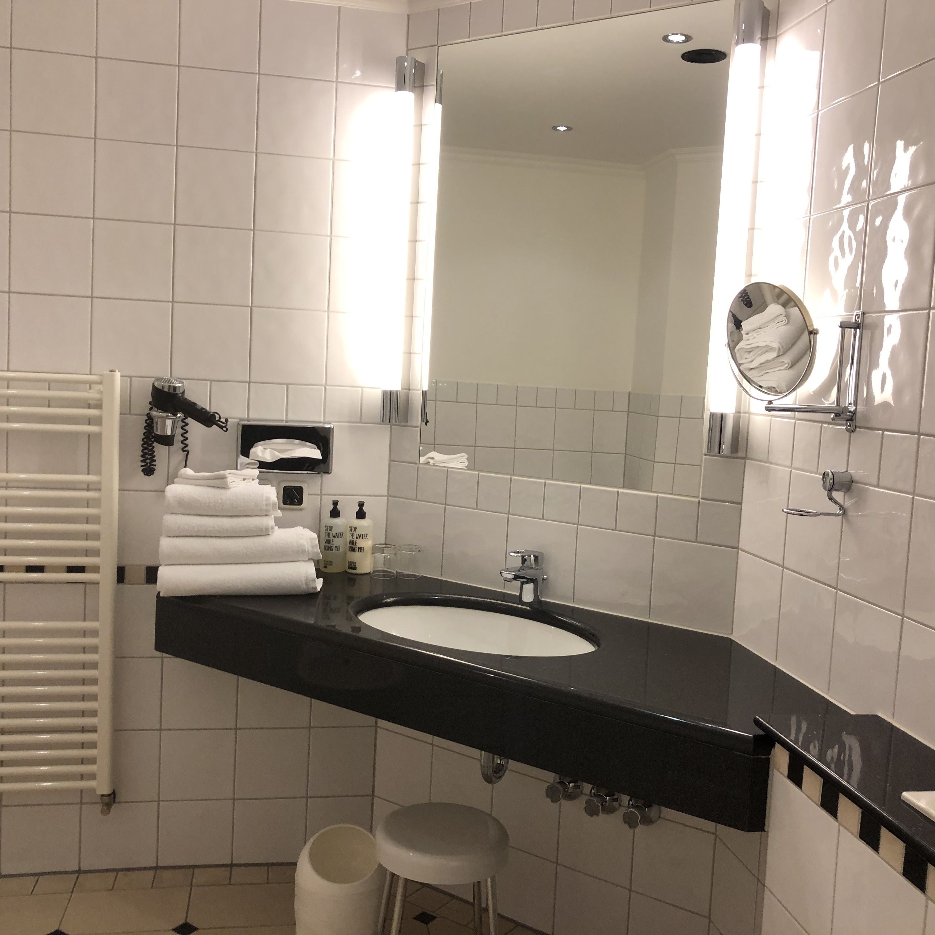 suite | bathroom | shower, free toiletries, hair dryer, towels