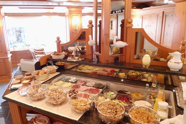 Morgenmadsbuffet hver dag (12 EUR pr. person)
