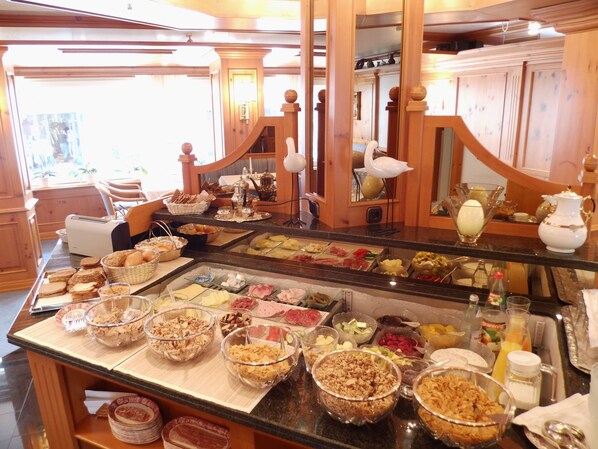 Daily buffet breakfast (EUR 12 per person) - Hotel Scherf (Bad Lippspringe)