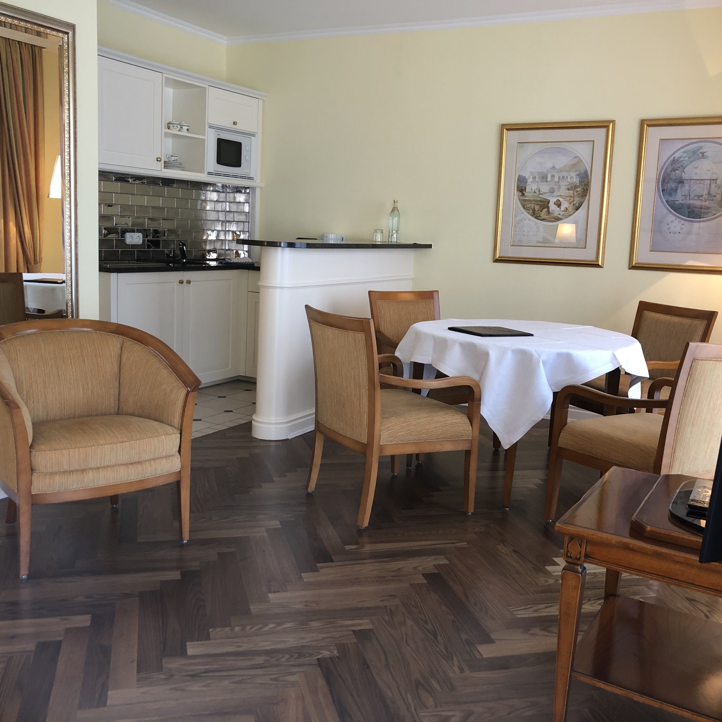 suite | in-room dining