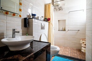 Quarto superior | Banheiro | Chuveiro, produtos de toalete grátis, secador de cabelo, chinelos