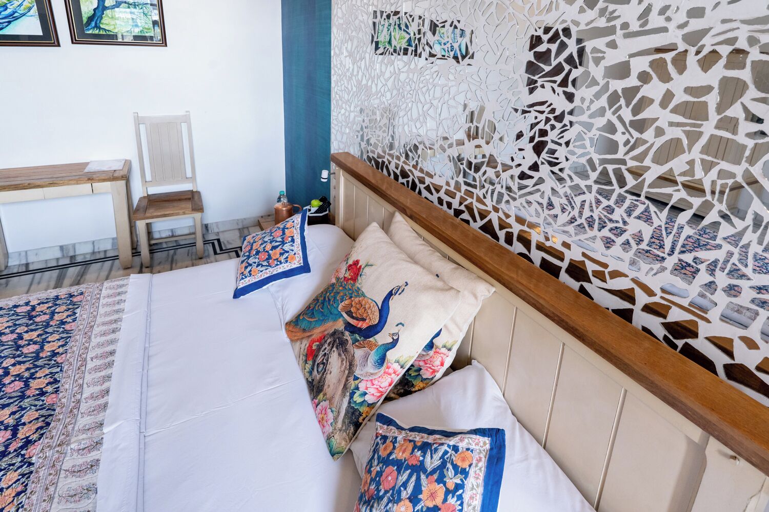 Un dormitori amb un llit, almoines, una cadira, un mur decoratiu i una catifes.