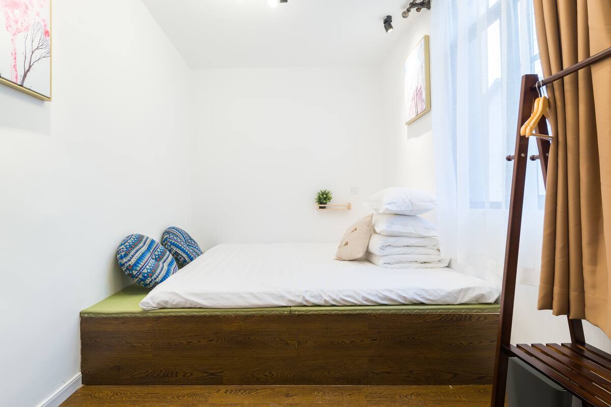 Basic Room | Meja, langsir/tirai gelap terus, kalis bunyi, seterika/papan seterika 