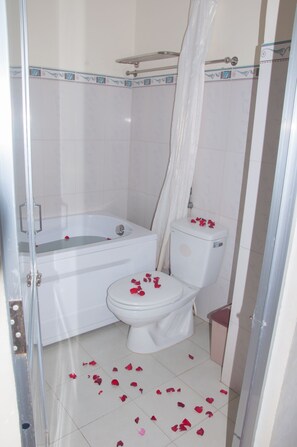 Deluxe Double Room | Bathroom