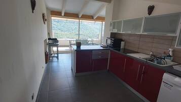 Een koelkast, een microgolfoven, een oven, een kookplaat