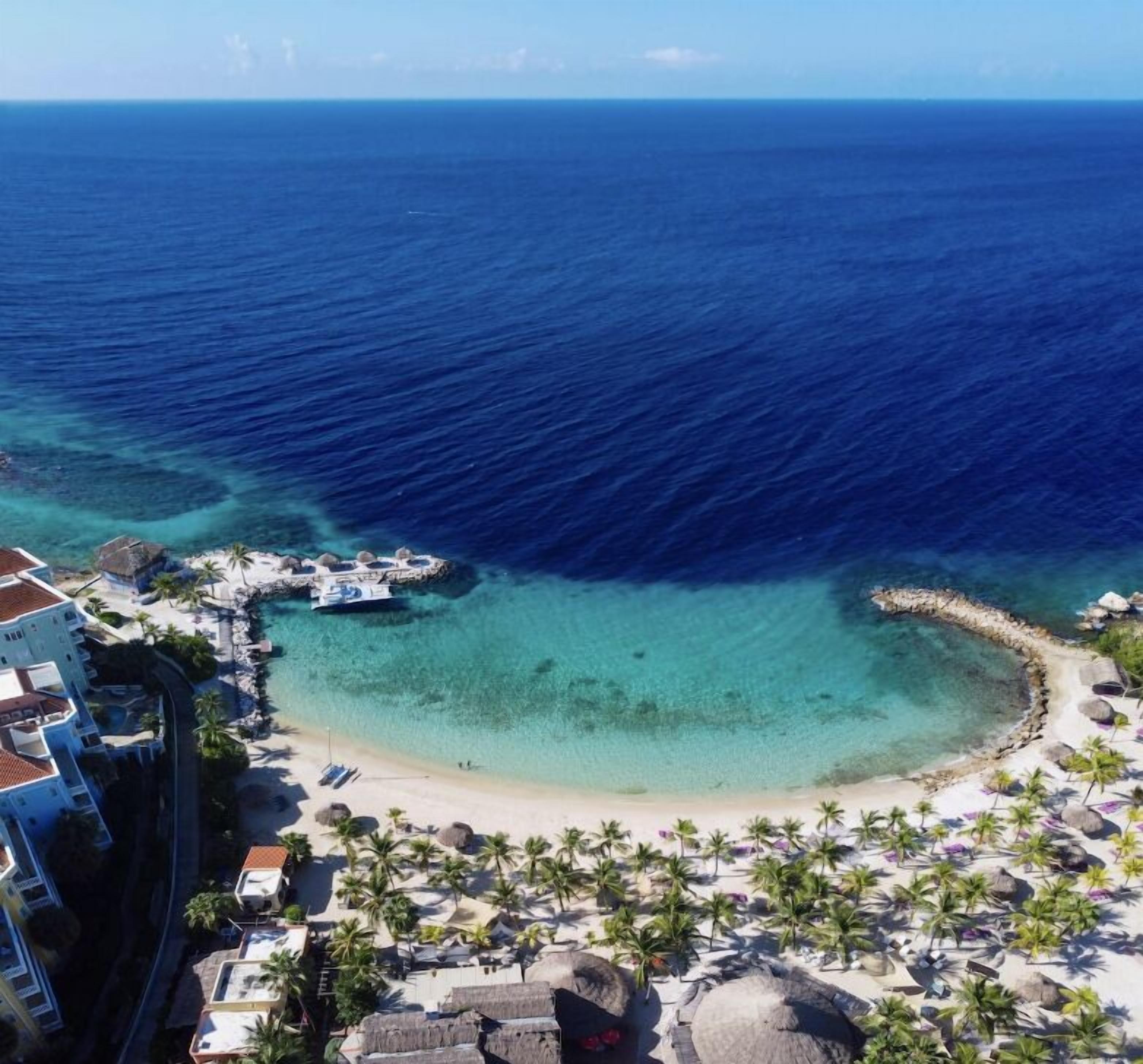 Perto da praia, espreguiçadeiras, toalhas de praia 