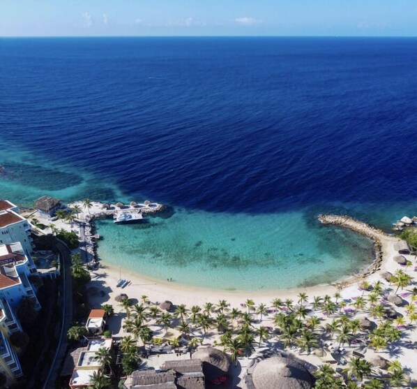 Beach nearby, sun loungers, beach towels - Villa Divi Divi Curacao: Breathtaking Golf View, Beach & Pool Access on Foot (willemstad)