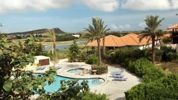 Außenpool, Liegestühle