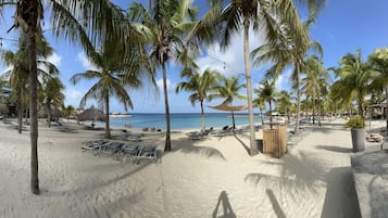 In Strandnähe, Liegestühle, Strandtücher