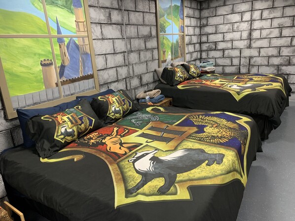 15 slaapkamers, een bureau, een strijkplank/strijkijzer, reisbedje