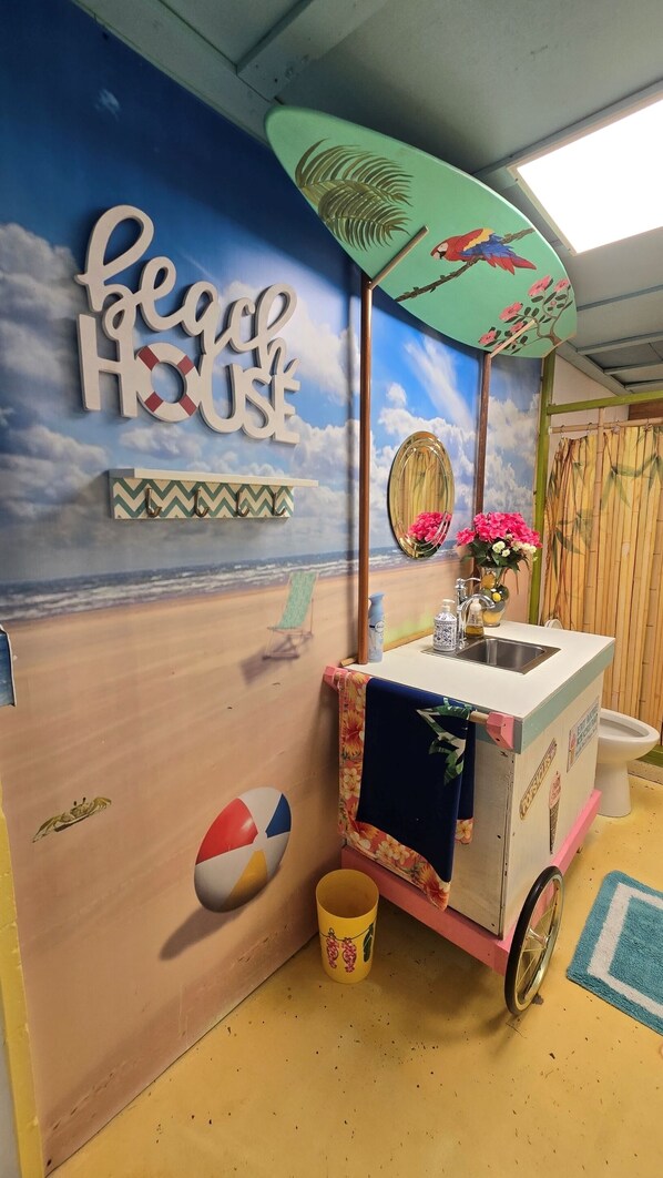 Interior - Medley Manor Resort Sleeps over 65 , it has 7 Large bathrooms & NEW game room! (East Peoria)