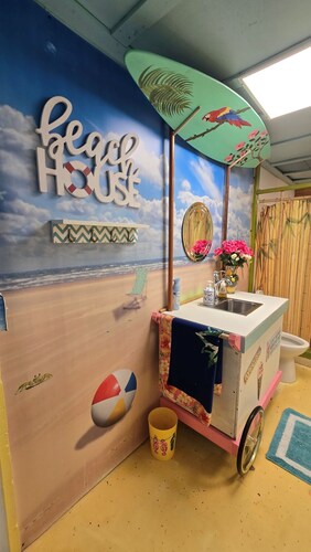 8 kaunista teemahuonetta, 4 teemoitettua kylpyhuonetta, 50-luvun ruokasali ja valtava pelihuone 