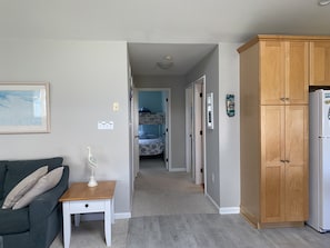 Älytelevisio, takka, pöytätennispöytä