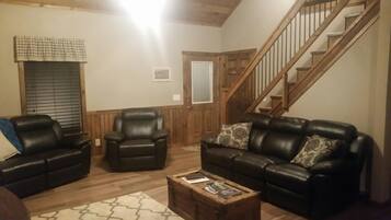 TV, fireplace, DVD player, books