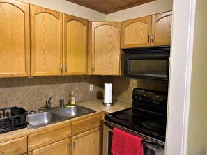 Fridge, microwave, oven, stovetop - SUPER SUMMER SAVINGS!!  Cool and Eclectic , Perfect Downtown Spot minutes to LSU (Baton Rouge)