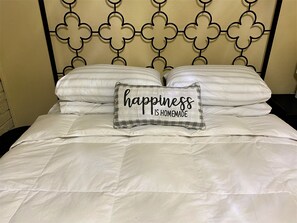 2 bedrooms, iron/ironing board, WiFi, bed sheets - SUPER SUMMER SAVINGS!!  Cool and Eclectic , Perfect Downtown Spot minutes to LSU (Baton Rouge)