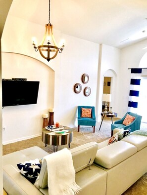 Smart TV, video games, ping pong, stereo - ⭐️Gorgeous-Gated-Spacious-⭐️Modern & Updated-Game room-Pool-Min. to Disney-Wi-Fi (Davenport)