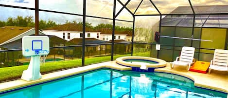 Una piscina al aire libre, una piscina climatizada