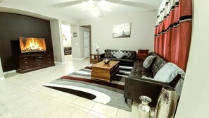 Smart-TV, Videospiele, DVD-Player, Tischfußball