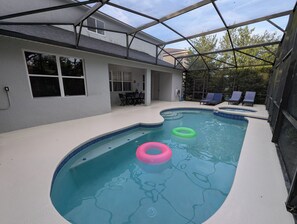 Utomhuspool och uppvärmd pool