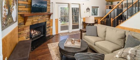 Smart-TV, Kamin, Bücher