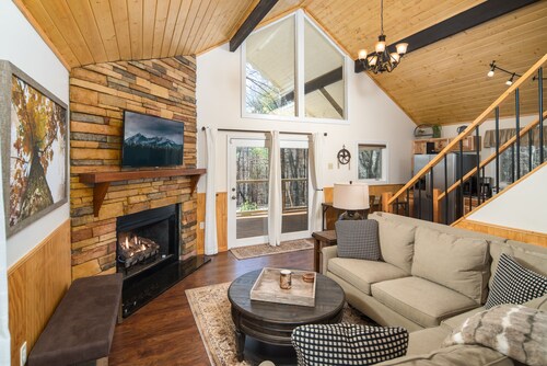 Sleep6,Hottub,Firepit & Wood,Private, Views, 30mins from App Ski Reduced Rates!