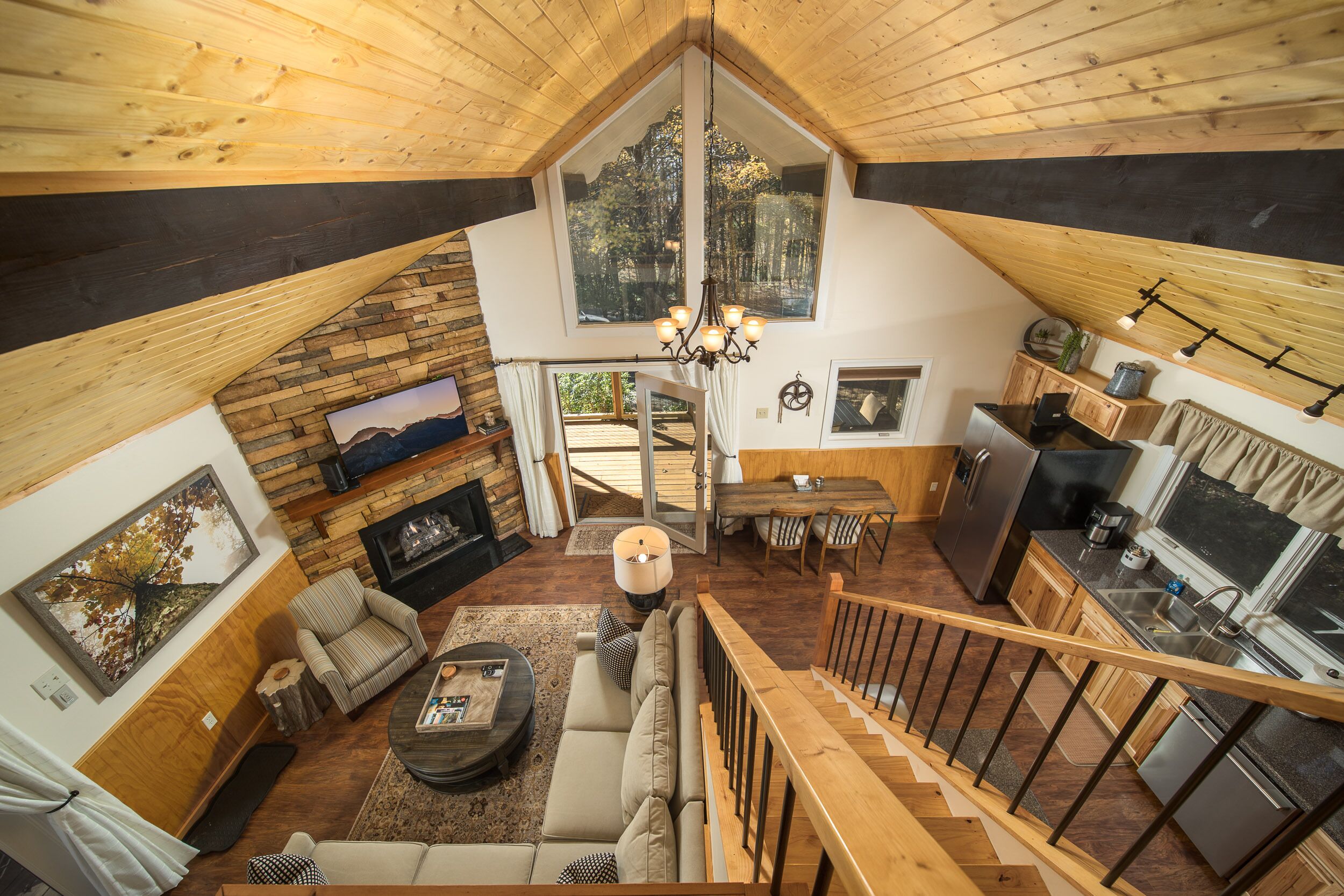 Smart-TV, Kamin, Bücher