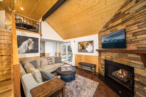 Smart TV, fireplace, books - Sleep6,Hottub,Firepit & Wood,Private, Views, 30mins from App Ski Reduced Rates! (Fleetwood)