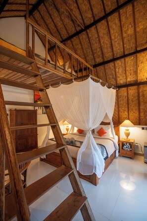 Family Room | Minibar, desk, laptop workspace, free WiFi