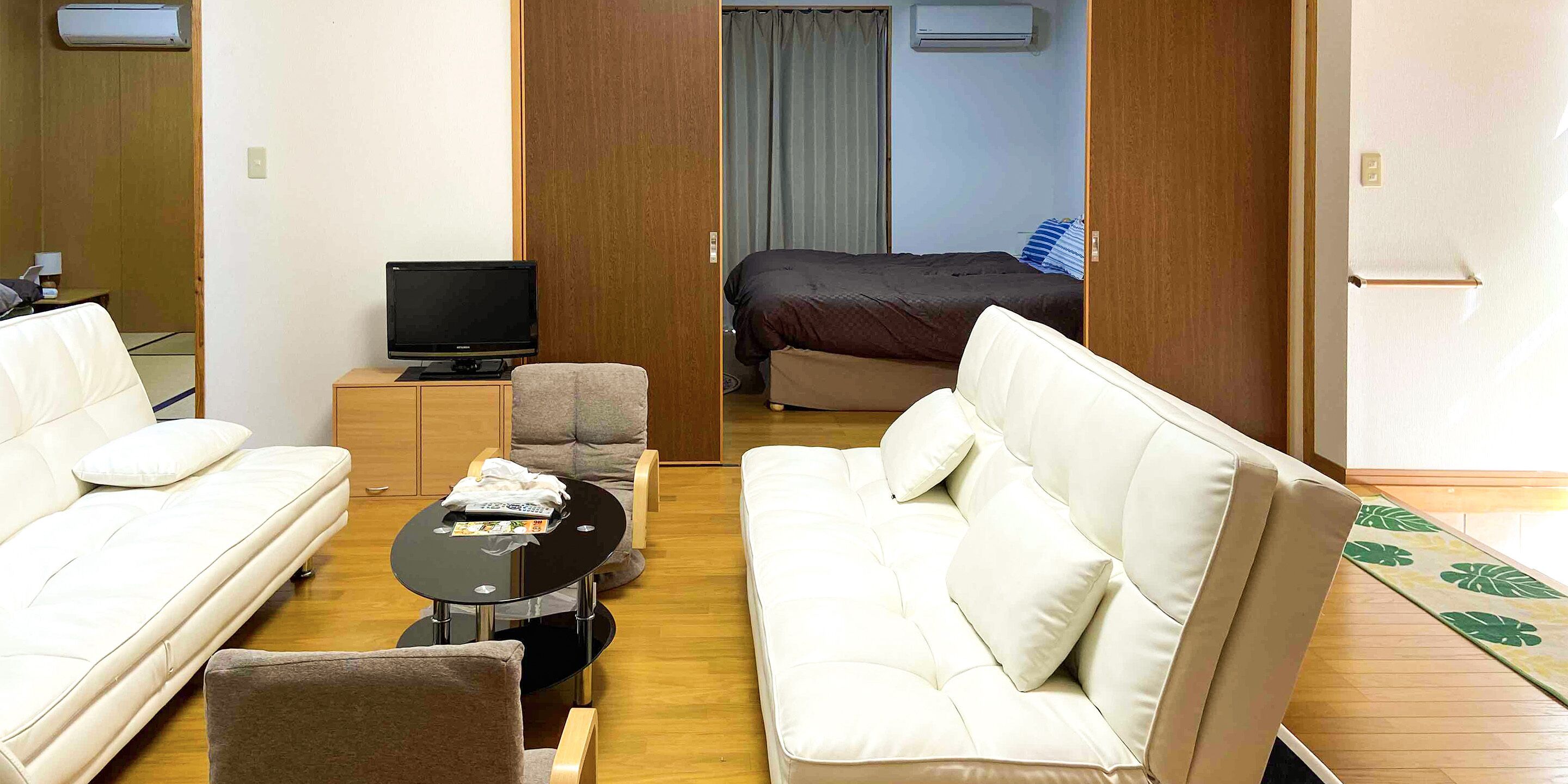 一棟貸し切り  | リビング エリア | 薄型テレビ