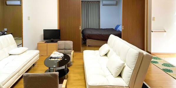 Casa de campo básica | Área de sala de estar | Televisión de pantalla plana