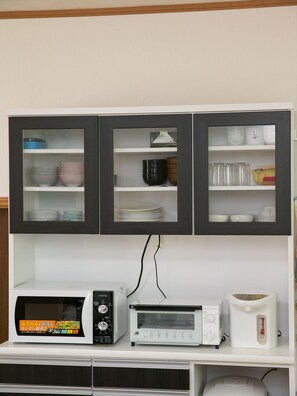 Casa de campo básica | Cocineta privada | Refrigerador con congelador, microondas y parrilla de estufa