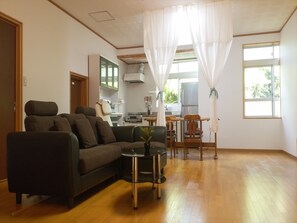 Casa de campo básica | Área de sala de estar | Televisión de pantalla plana