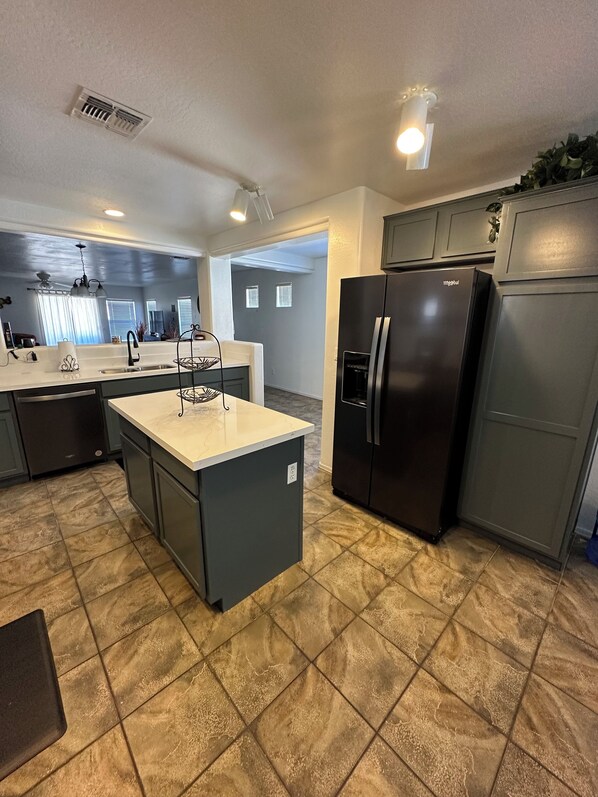 Fridge, microwave, oven, stovetop - Beautiful 3Bedroom 2Bath 1 level Vacation home! Snow Birds,Canadian are welcome! (Maricopa)
