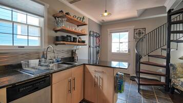 雪櫃、微波爐、焗爐、爐具