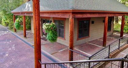 Uudet King-sängyt ja kalusteet! Poreammeet! 15 minuuttia Targheeen! Ski Shuttle! Puhdas