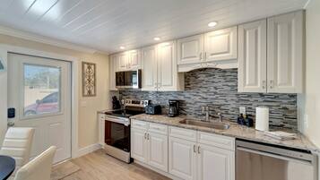 Køleskab, mikrobølgeovn, ovn, kogeplade