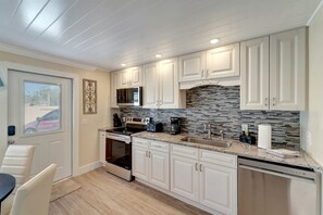 ثلاجة، ميكروويف، فرن، موقد طهي مسطح