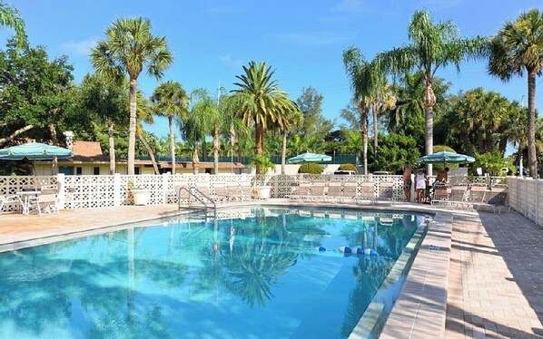 حمّام سباحة مُدفَّأ