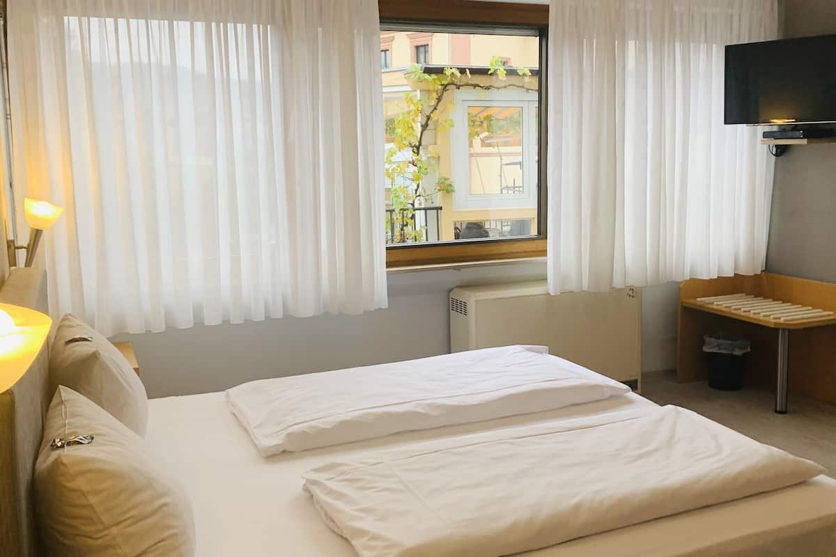 standard double room, 1 king bed, non smoking | 1 bedroom, hypo-allergenic bedding, desk, blackout curtains