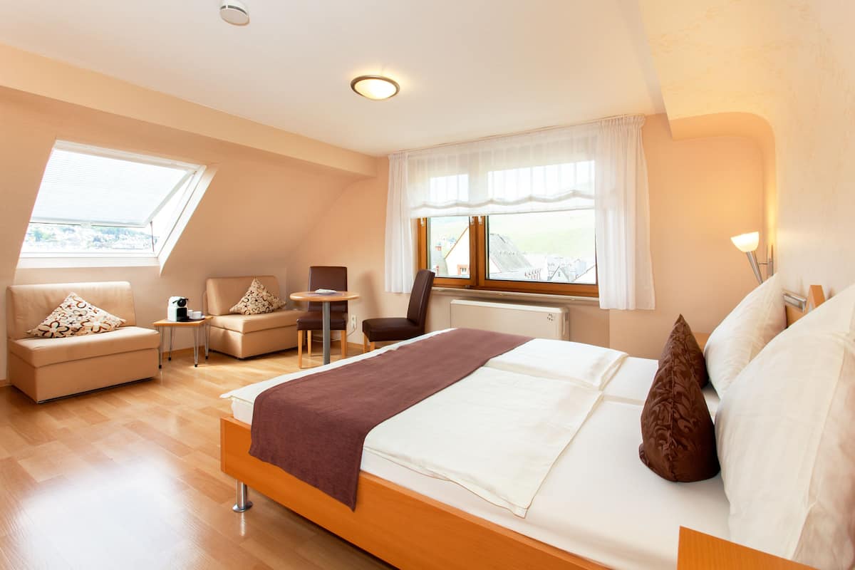 comfort double room, 1 king bed, non smoking, city view | 1 bedroom, hypo-allergenic bedding, desk, blackout curtains